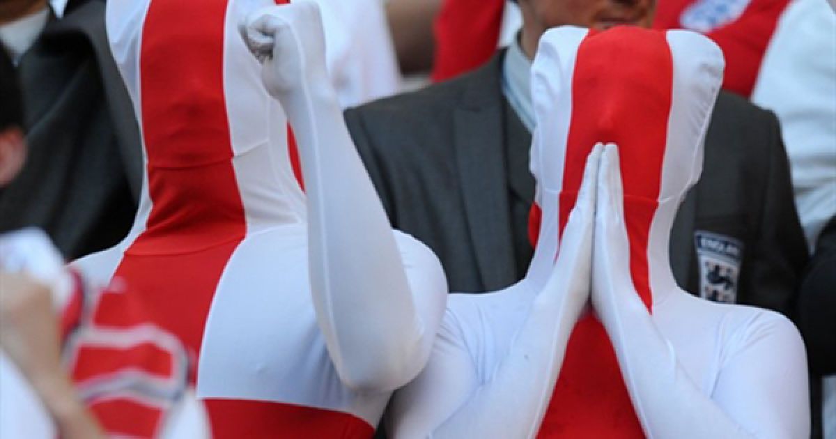 Фанати збірної Англії позують на трибуні стадіону у Порт-Елізабет перед початком матчу проти збірної Словенії. / © AFP