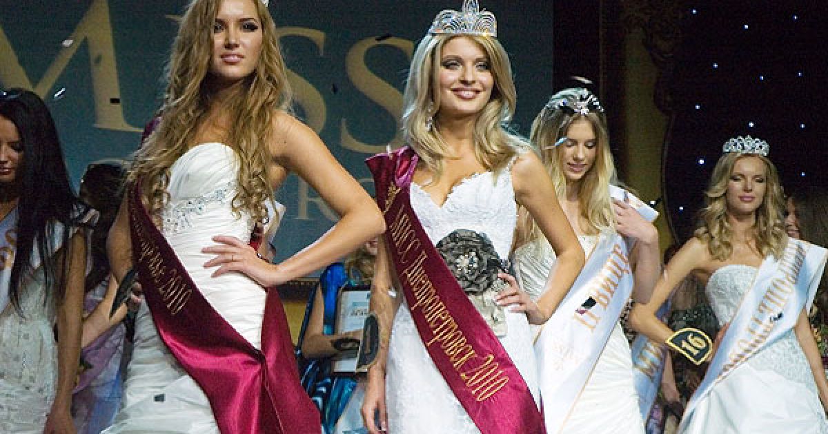 Міс Дніпропетровськ-2010 Ганна Бойко (в центрі) і Міс Придніпров&rsquo;я-2010 Ганна Поляєва. / © Украинское Фото