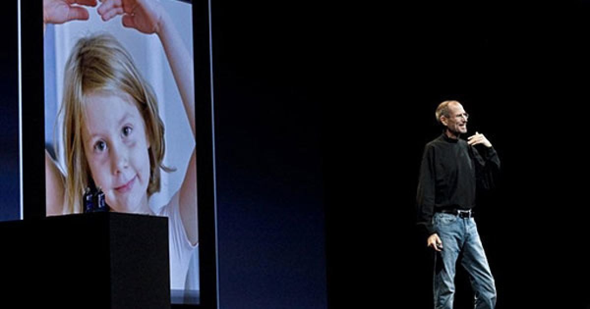 iPhone 4G оснащений більш якісною камерою, яка здатна знімати відео високої чіткості / © AFP