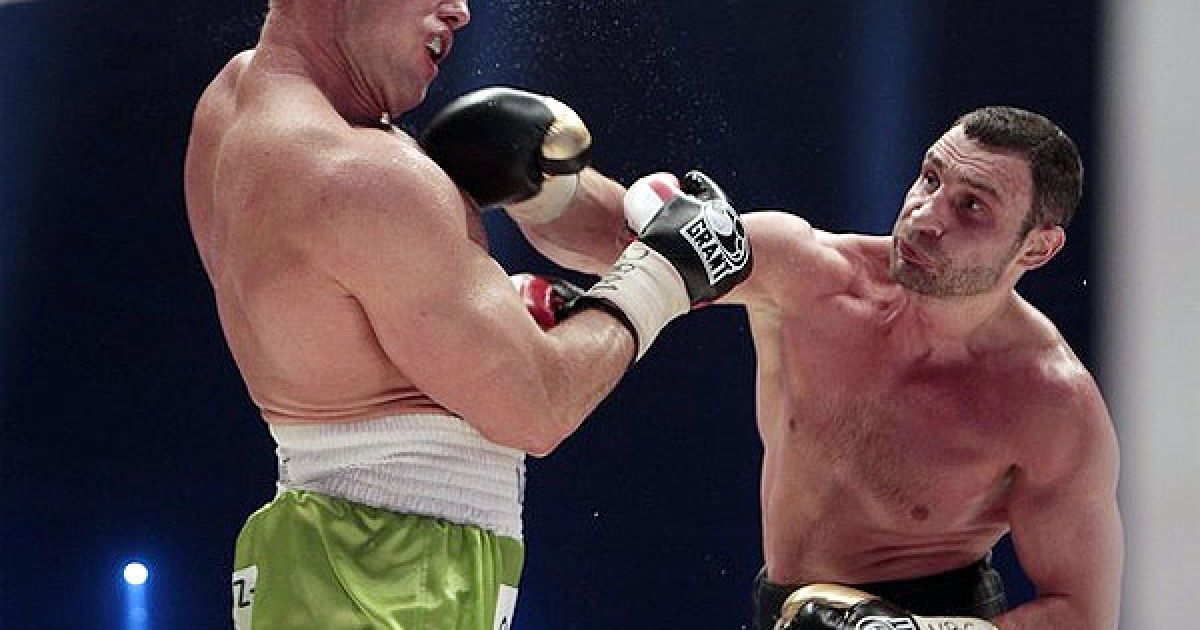 У 10-му раунді втомлений Сосновськи пропустив серію ударів від українця, яку Віталій увінчав ударом з правої руки і поляк не встояв на ногах. / © daylife.com