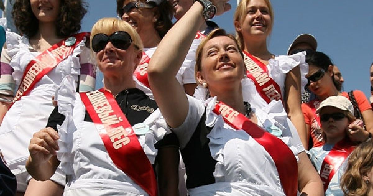 Зірки переодяглись у шкільну форму / © LifeShowbiz