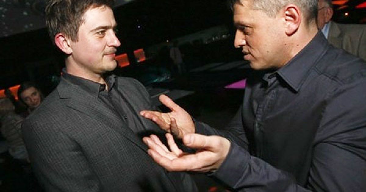 Олександр Ксенофонтов обговорює презентацію з діджеєм Пашей. / © Сегодня