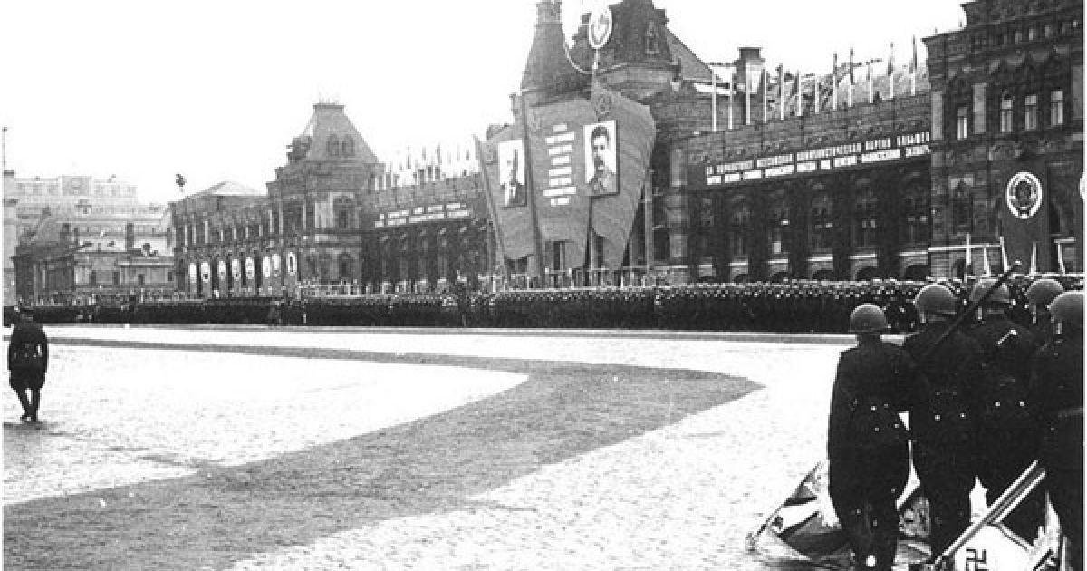 У 1945 році, 24 червня, на Красній площі у Москві пройшов перший парад, присячений перемозі у Великій Вітчизняній війні.