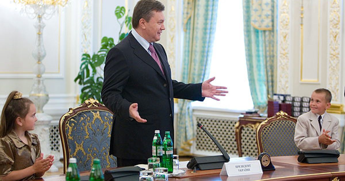 У Міжнародний день захисту дітей Президент України Віктор Янукович вручив державні нагороди  дітям та молодим людям, які проявили особисту мужність і героїзм, рятуючи життя людей. / © President.gov.ua