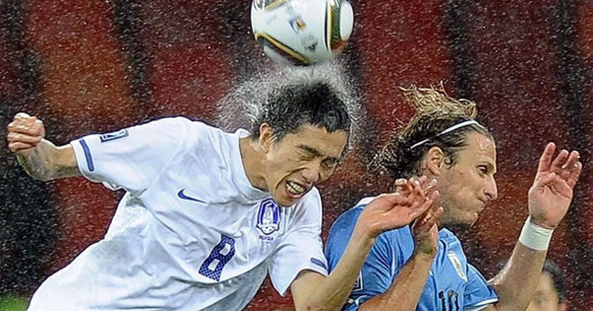 Кім Юн Ву і Дієго Форлан під дощем ведуть боротьбу за м&rsquo;яч