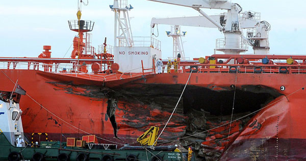 Сінгапур. 10-метрова пробоїна лівого борту малайзійського танкера " MT Bunga Kelana 3" після зіткнення з балкером "MV Waily", зареєстрованим у Сент-Вінсенті і Гренаді. Рятувальні служби зробили все можливе, щоб зібрати більше 5 тисяч тонн нафти, яка вилилась у воду поблизу одного з найжвавіших портів у світі.