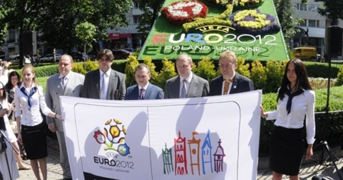 На львівському логотипі до Євро-2012 зображено архітектурний ансамбль міста. / © AFP