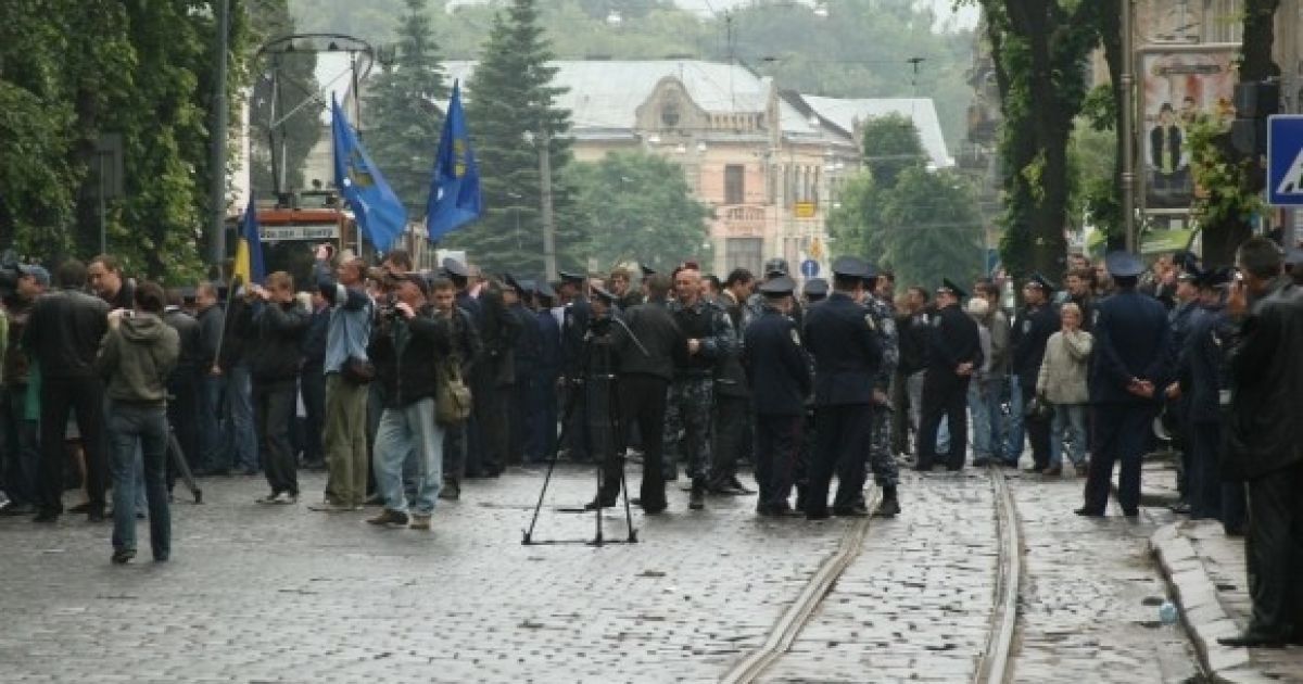 У той час коли "Свобода" готувала театралізоване дійство, міліція почала пропускати людей від Партії регіонів за кордон.
