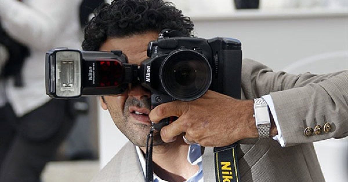 Франція, Канни. Французький актор Жамель Деббуз фотографує фотографів під час прес-показу фільму "Hors La Loi" ("Поза законом"), який входить до конкурсної програми 63-го Каннського кінофестивалю.