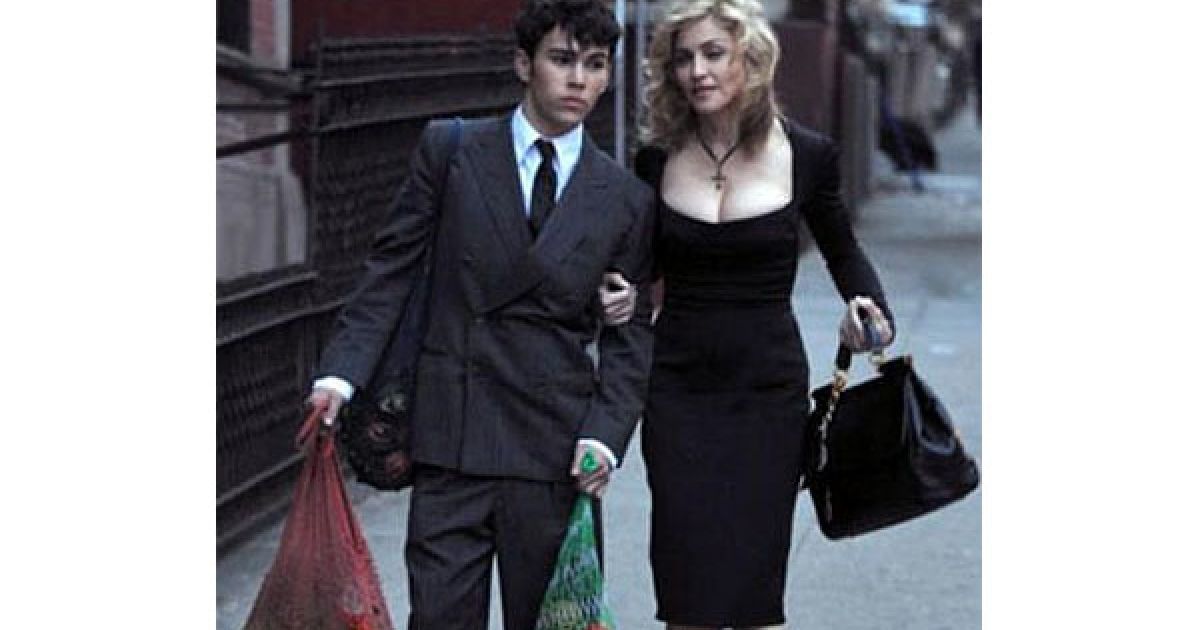 Мадонна з "авоською" в руках рекламувала Dolce&Gabbana / © Zimbio