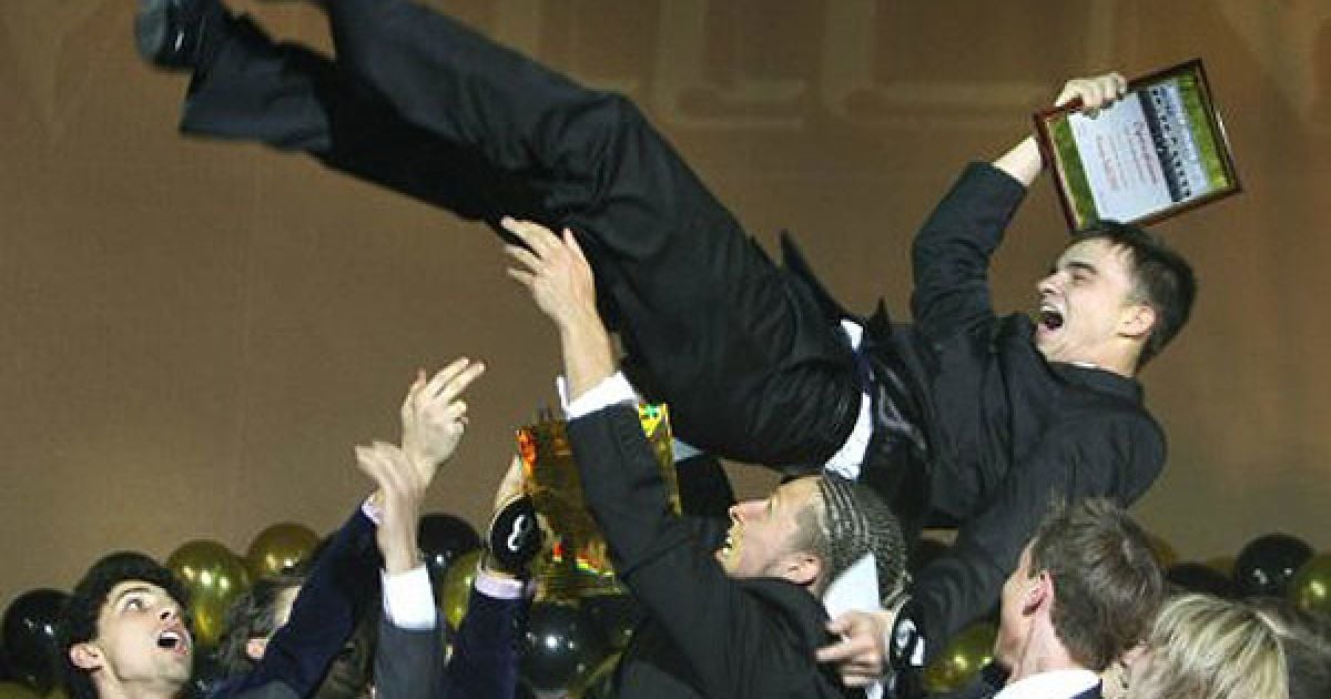 Переможця конкурсу "Містер Львів 2010" качали на руках. / © УНІАН