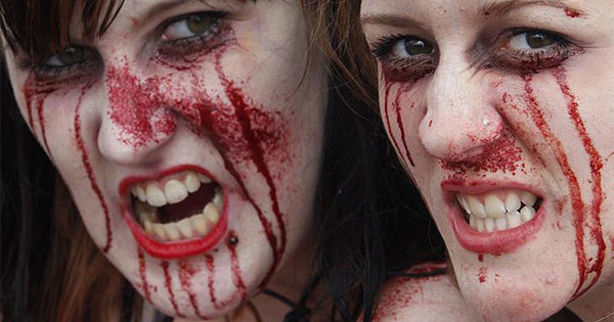 На Каннському пляжі влаштували криваву фотосесію / © Getty Images/Fotobank