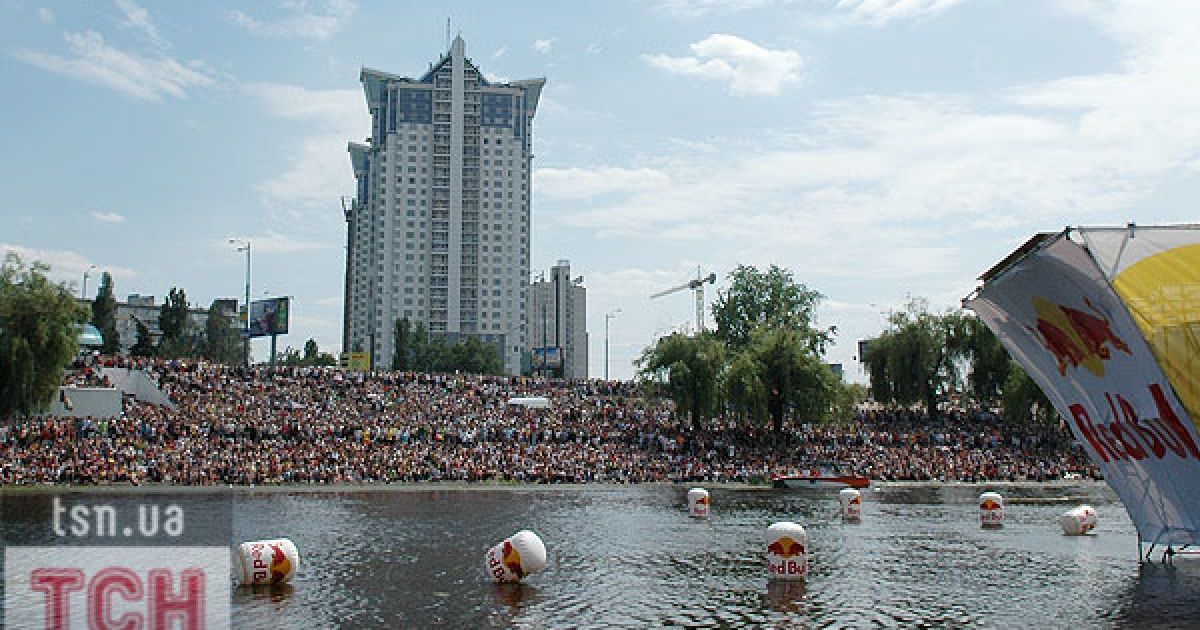 На березі Русанівського каналу зібралось кілька тисяч глядачів.