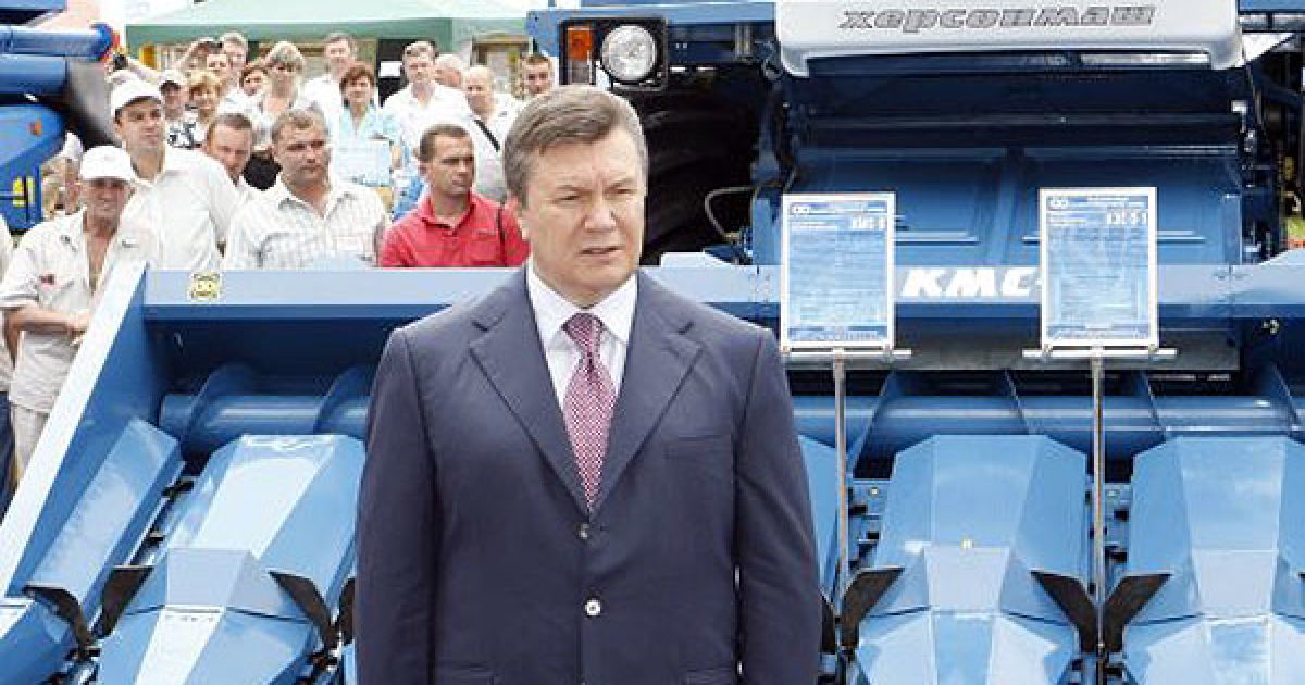 У рамках програми часткової компенсації вартості складної сільськогосподарської техніки, яка сьогодні відновлюється в Україні, президент вручив аграріям сертифікати та ключі від зернозбиральних комбайнів. / © УНІАН