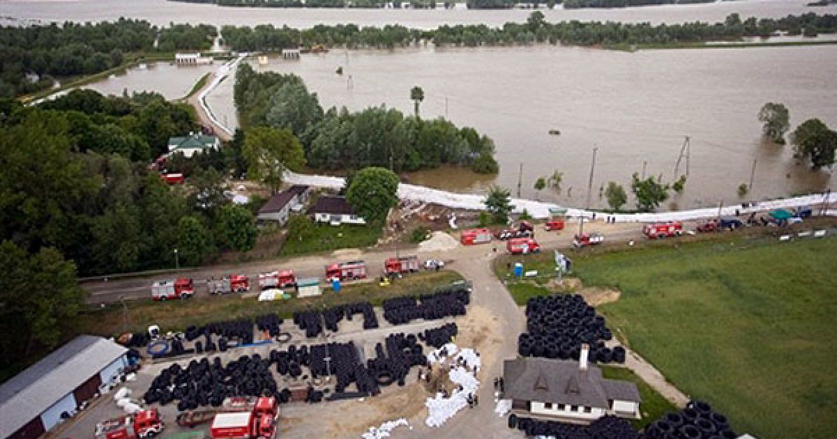 Напору води не витримали захисні споруди на південному-сході країни поблизу міст Сандомир і Плоцьк, що вже призвело до повеней у ряді регіонів центральної Польщі. / © AFP
