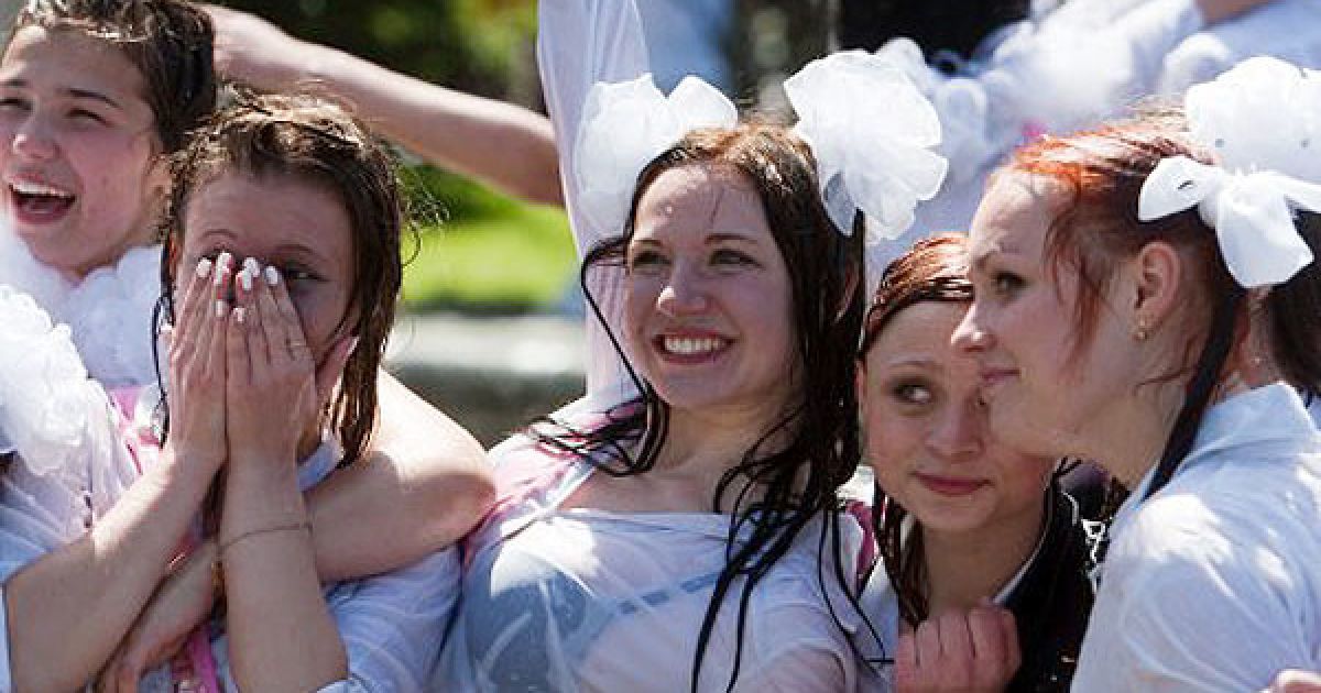 28 травня у школах Києва і Львова пролунали останні дзвоники. Фото: УНІАН / © УНІАН