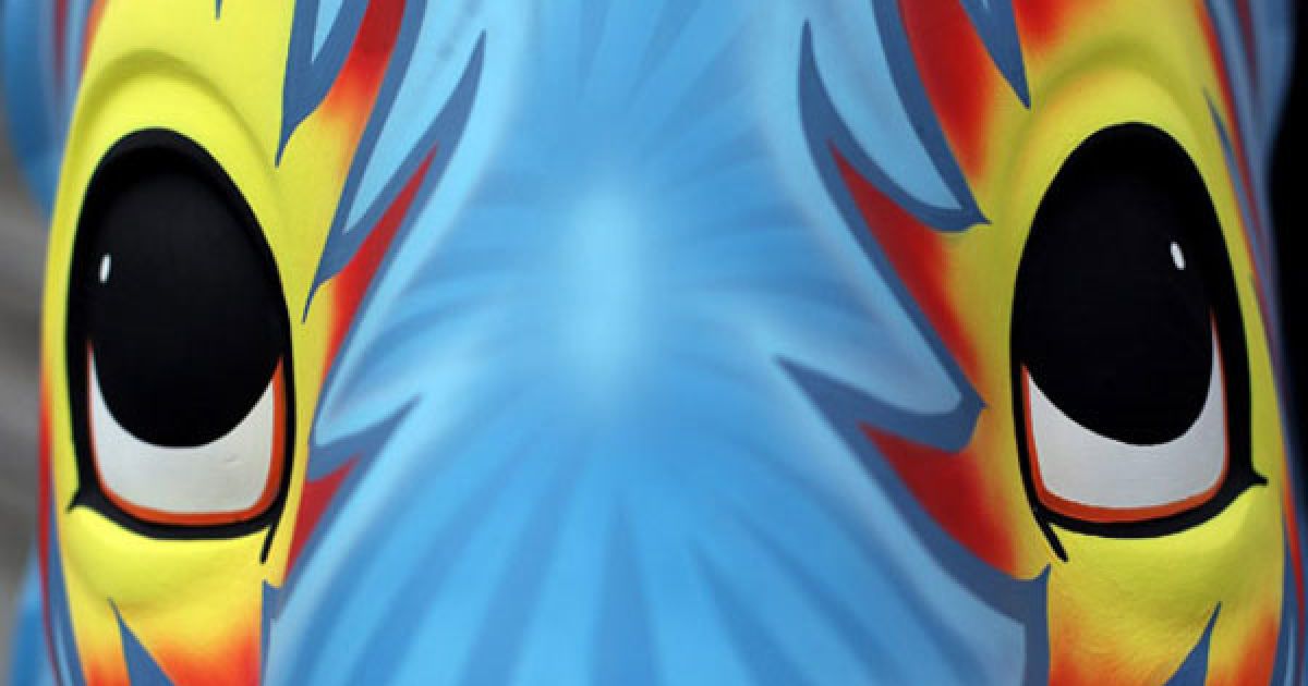 гігантські фігури слонів розфарбовували відомі художники, артисти, діячі культури / © Getty Images/Fotobank