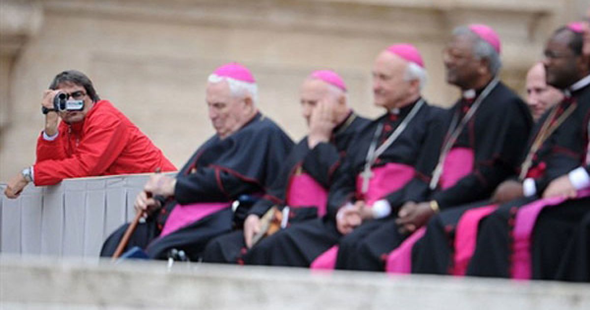 Ватикан. Турист знімає на камеру кардиналів під час щотижневої аудієнції Папи Римського Бенедикта XVI на площі Святого Петра у Ватикані. / © AFP