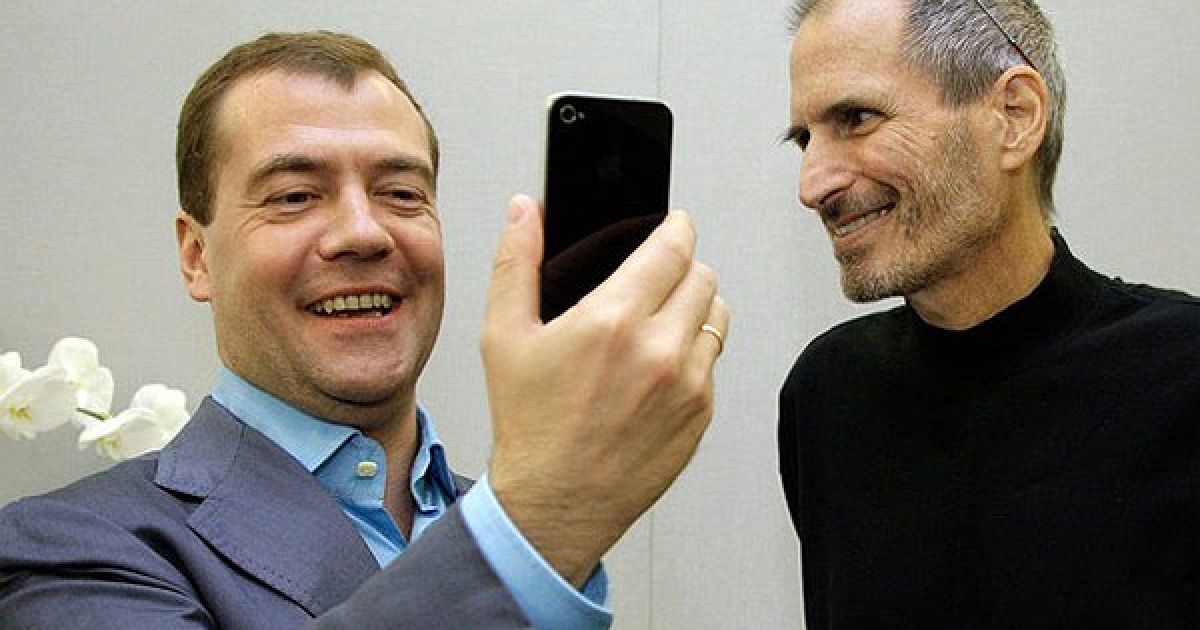 Стів Джобс подарував Дмитру Мєдвєдєву новий iPhone4. / © AFP