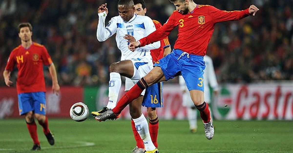 Велкам і Піке ведуть боротьбу за м&rsquo;яч / © AFP