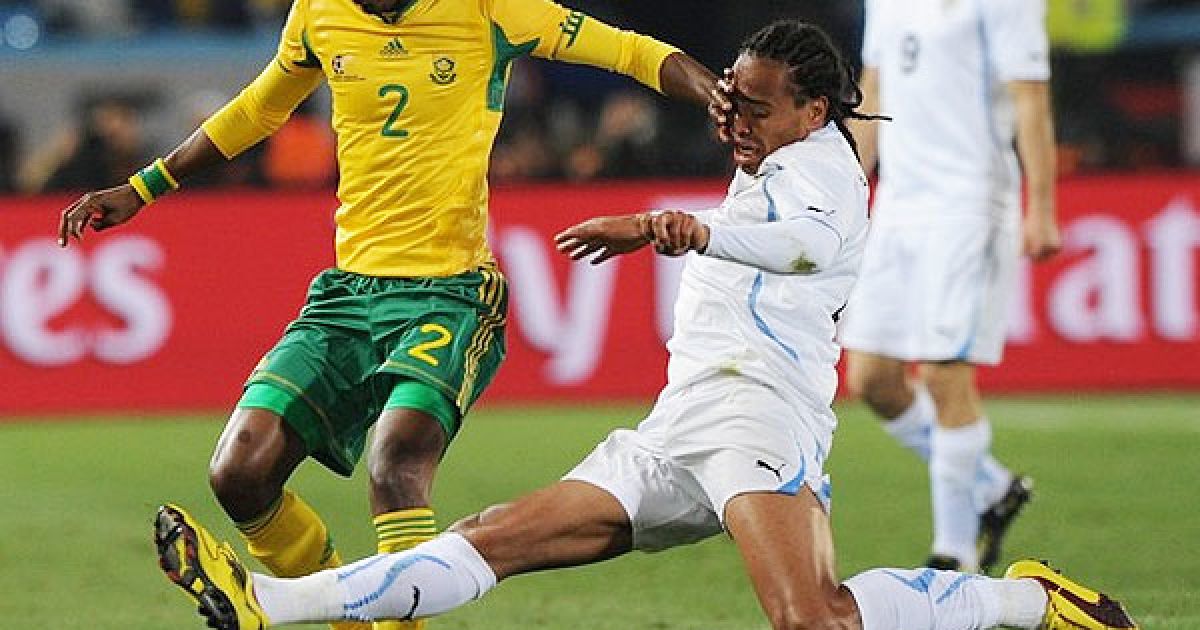 Гакса відштовхує Альваро Перейру / © Getty Images/Fotobank