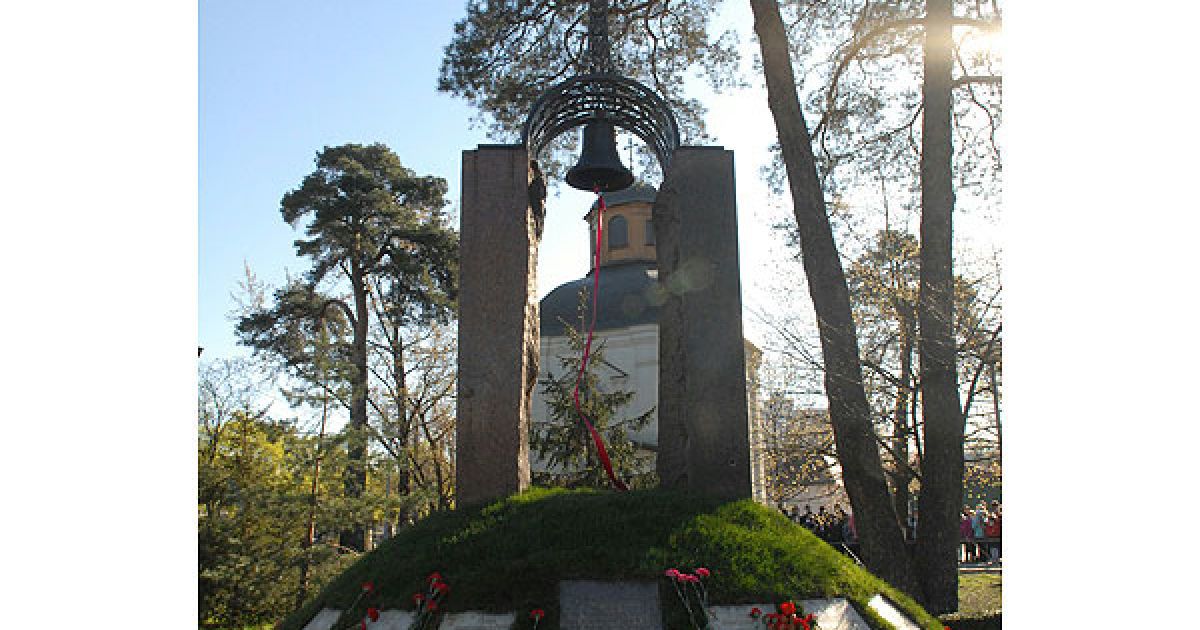 У Києві відулась церемонія покладання квітів до пам’ятного знака "Воїнам Чорнобиля" та меморіального кургану "Героям Чорнобиля". / © kmu.gov.ua