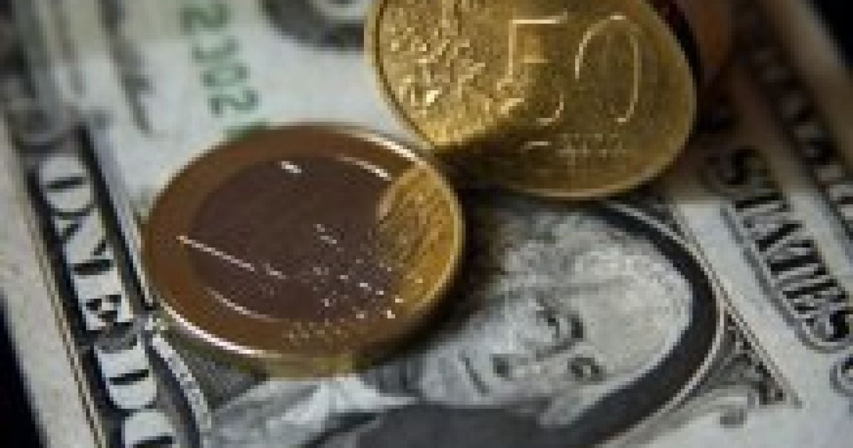 Нацбанк розпродає долари і скуповує швейцарські франки