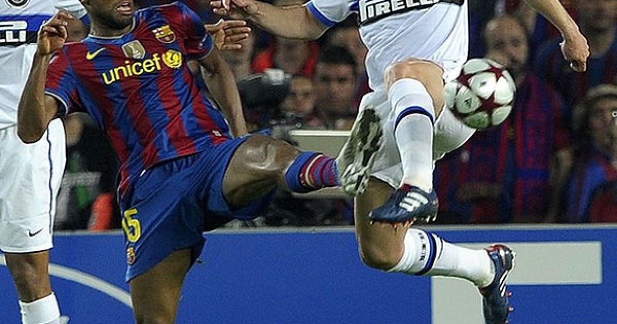 Сейду Кейта ("Барселона") вибиває м’ч у Естебана Камб’ясси ("Інтер"). / © AFP