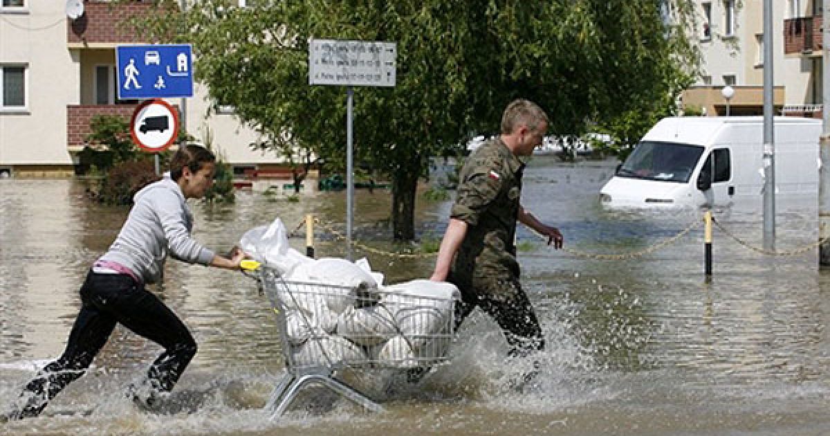 Польська поліція і рятувальні служби проводять масову евакуацію населення в затоплених районах. / © AFP