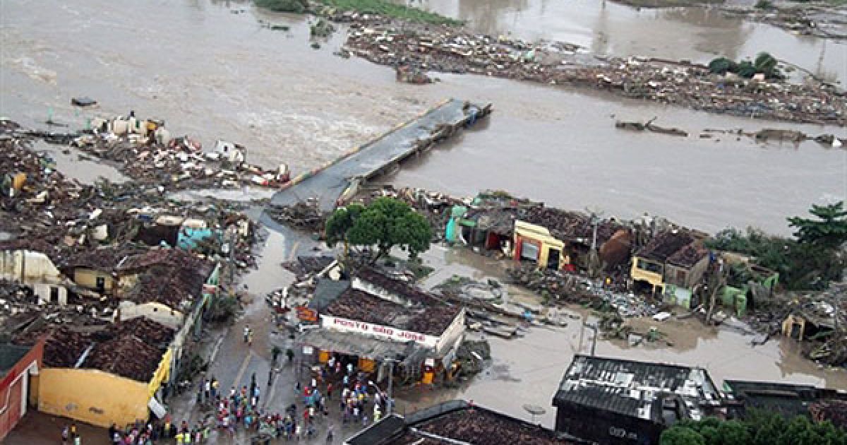 Жертвами стихії вже стали 38 людей, десятки тисяч бразильців залишилися без даху над головою / © AFP