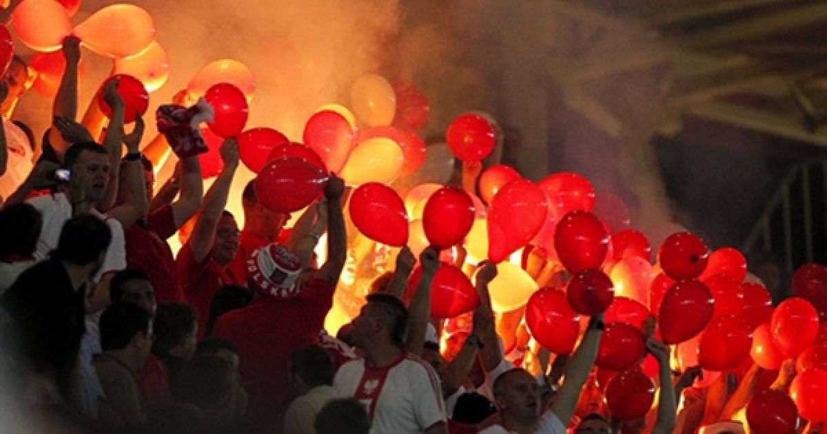 Трибуна польських вболівальників під час товариського матчу між збірними Польщі та Іспанії у Мурсії, Іспанія. / © AFP