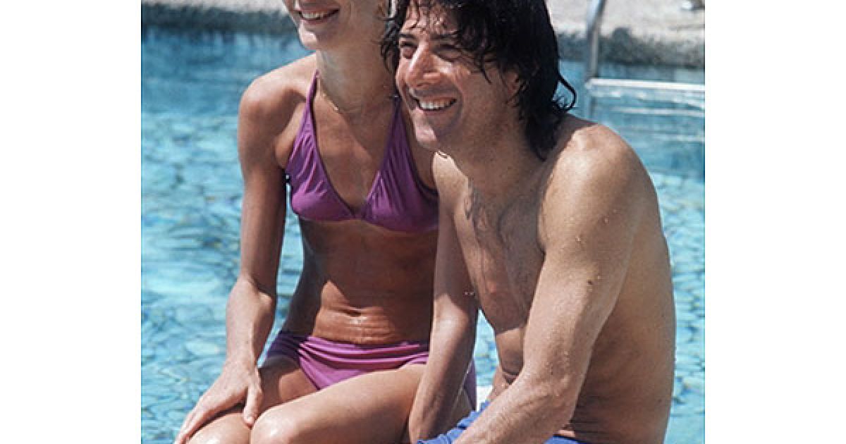 1975 рік. Американський актор Дастін Хоффман зі своєю дружиною Енн Бірн у басейні готелю 14 травня 1975 року. / © AFP