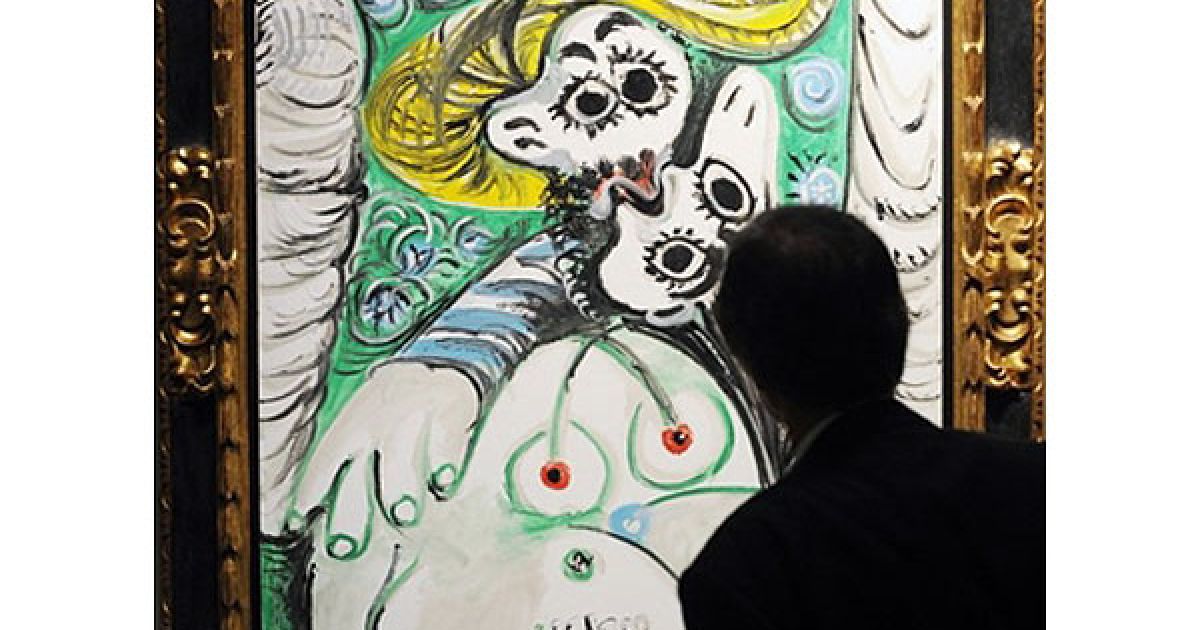 Китай, Гонконг. Відвідувач роздивляється картину Пабло Пікассо "Поцілунок", яку, за попередніми оцінками, буде продано на аукціоні за 11,3-17 мільйонів доларів США. Аукціон Christie's проведе навесні 2010 року торги, на яких буде виставлено більше 2000 творів мистецтва на суму понад 192 мільйонів доларів США. / © AFP