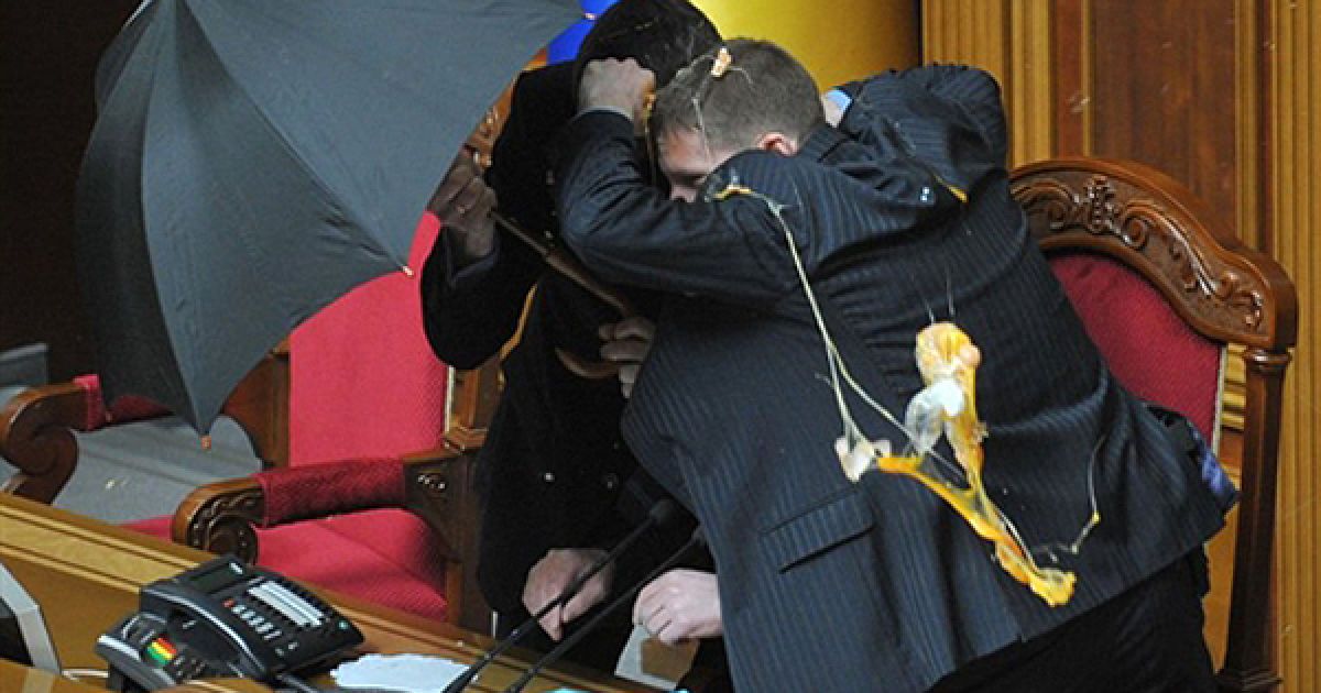 Охоронці Верховної Ради закривають спікера Володимира Литвина від яєць, які в нього кидали депутати-опозиціонери. Незважаючи на бійку та вибух димової шашки, ВР ратифікувала угоду про перебування ЧФ РФ у Севастополі до 2042 року. / © AFP