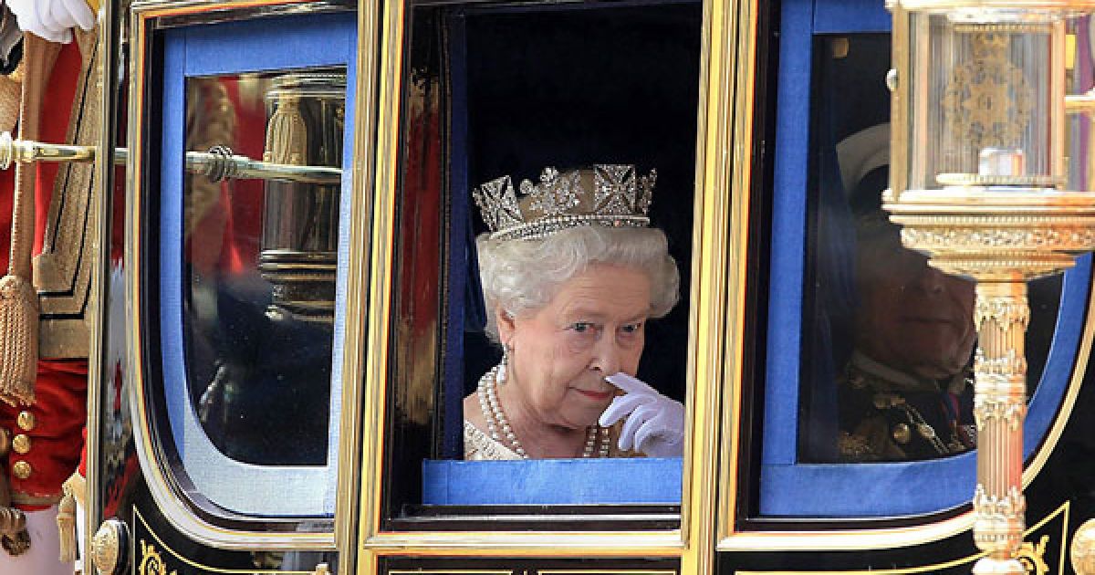 Великобританія, Лондон. Британська королева Єлизавета II залишає Вестмінстерський палац після урочистого відкриття засідання Парламенту в Лондоні. Королева Єлизавета II представила законодавчу програму нового коаліційного уряду під час урочистої церемонії.