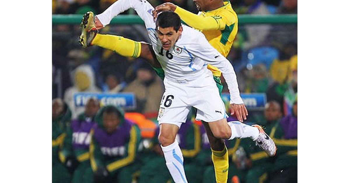 Перейра і Морірі ведуть боротьбу за м&rsquo;яч / © Getty Images/Fotobank