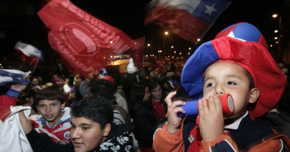 Прихильники чилійської збірної проводжають національну команду до ПАР у аеропорті Сантьяго. / © AFP