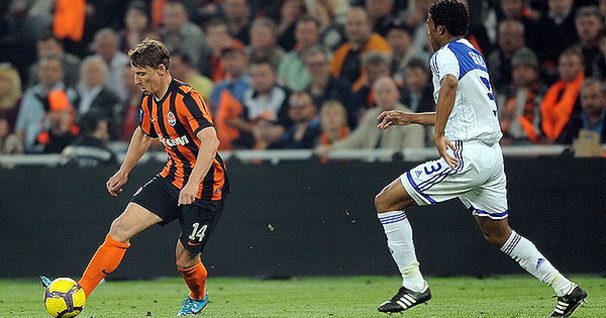 Василь Кобін ("Шахтар") і Бетао ("Динамо") ведуть боротьбу за м’яч. / © ФК "Шахтар"