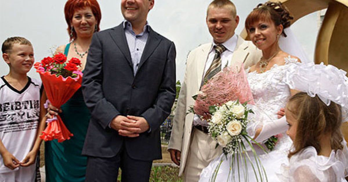 "Доручаю керівнику регіону всім молодятам надати квартири", - звернувся Мєдвєдєв до губернатора Єврейської автономної області Олександра Віннікова. / © dni.ru