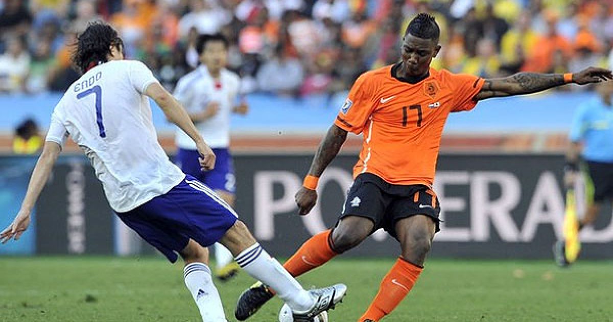 Ясухіто Ендо і Еліа ведуть боротьбу за м&rsquo;яч / © AFP