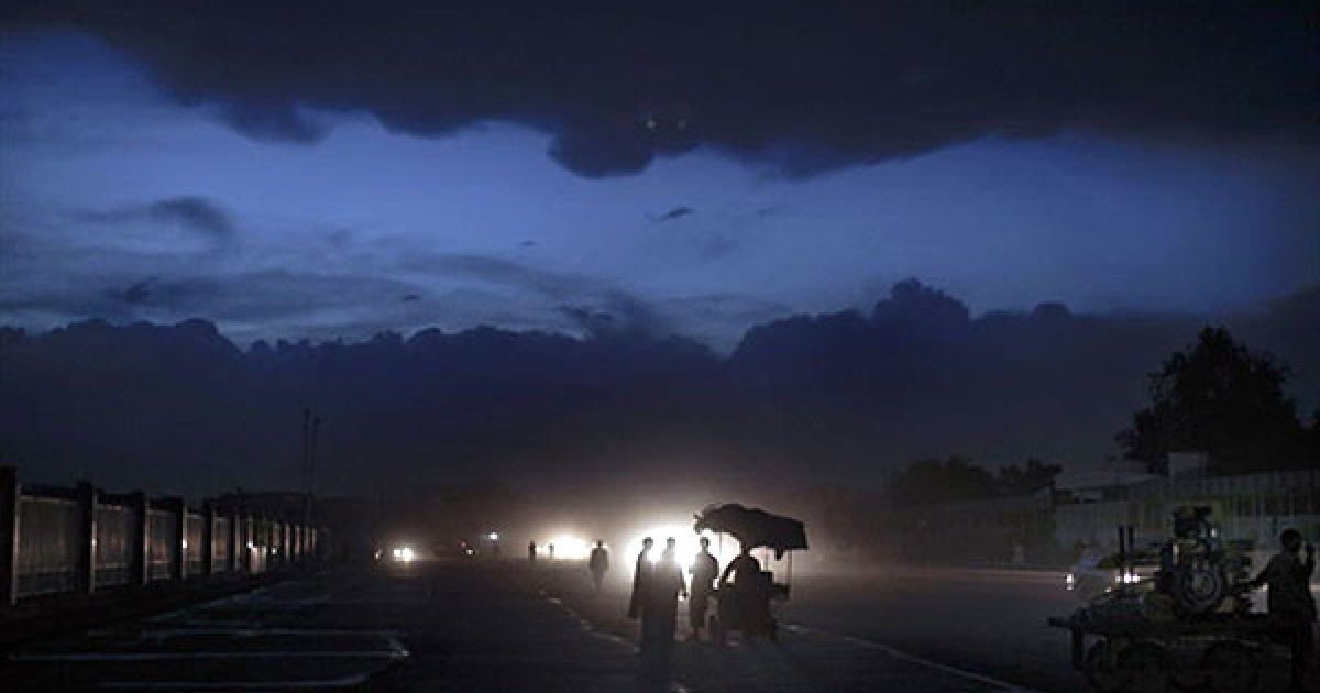 Афганістан, Кабул. Афганці купують їжу у вуличного торговця у сутінках перед дощем. Президент Афганістана Хамід Карзай орозпочав свій офіційний 4-денний візит до Сполучених Штатів, під час якого будуть розглянуті питання спільної участі країн у воєнних діях на території Афганістану. / © AFP