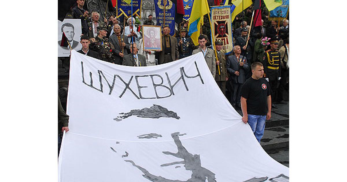 Портрет Романа Шухевича під час мітингу з нагоди Дня Героїв / © zik.com.ua