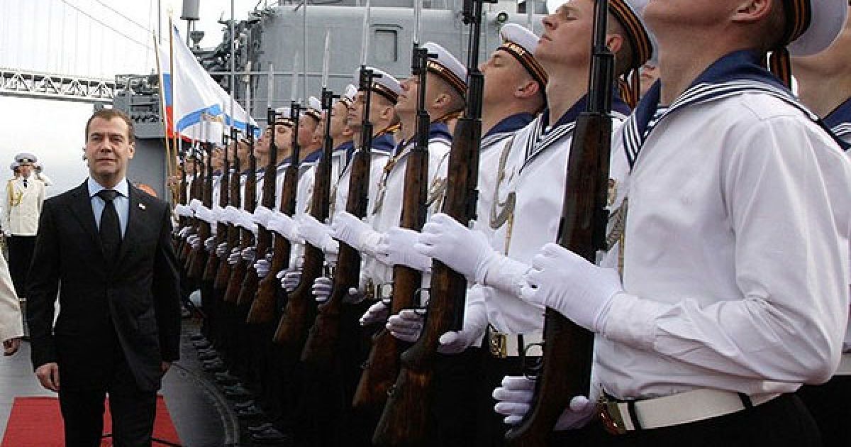 Дмитро Мєдвєдєв відвідав ракетний крейсер "Варяг" у Сан-Франциско. / © AFP