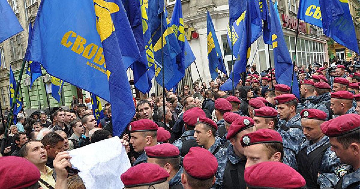Люди Тягнибока заявляють, что міліція застосувала грубу фізичну силу проти учасників пікету у Львові. / © ZAXID.NET