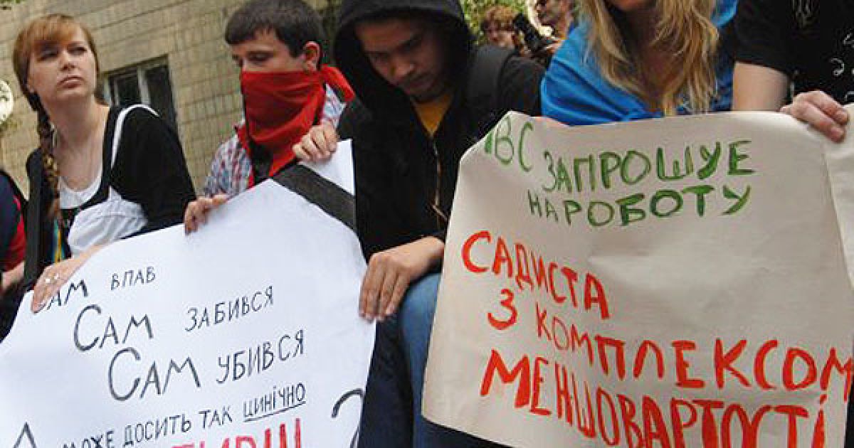 Учасники акції протесту поклали квіти та вінки до райвідділу міліції, в якому загинув студент Ігор Індило. / © УНІАН