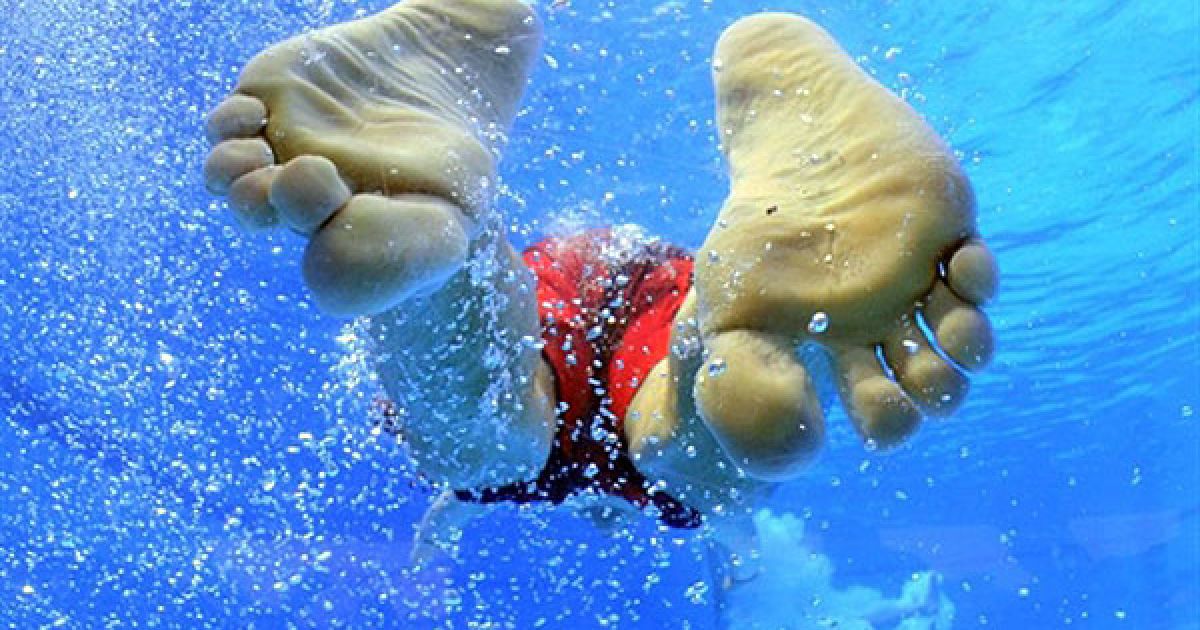 Німеччина, Гельзенкірхен. Хлопчик пірнає у громадському басейні "Sport Paradies" у місті Гельзенкірхен, Західна Німеччина. На більшій частині території Німеччини зберігається тепла і сонячна погода.