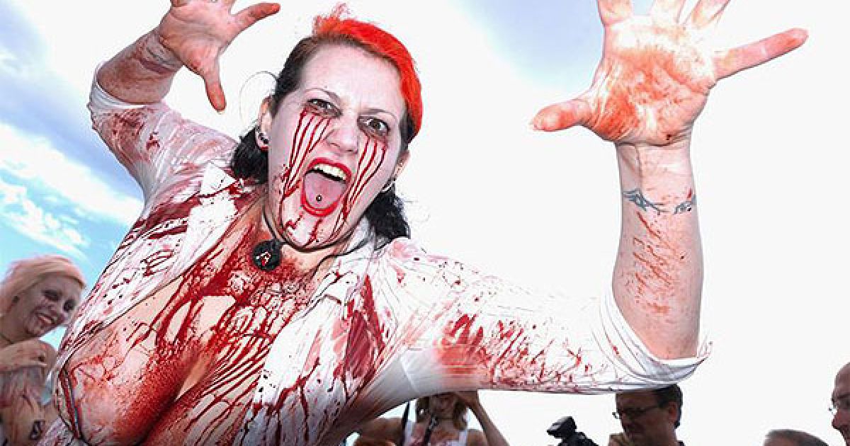 Напівоголені дівчата, залиті "кров&rsquo;ю", розгулювали Каннським пляжем. / © Getty Images/Fotobank