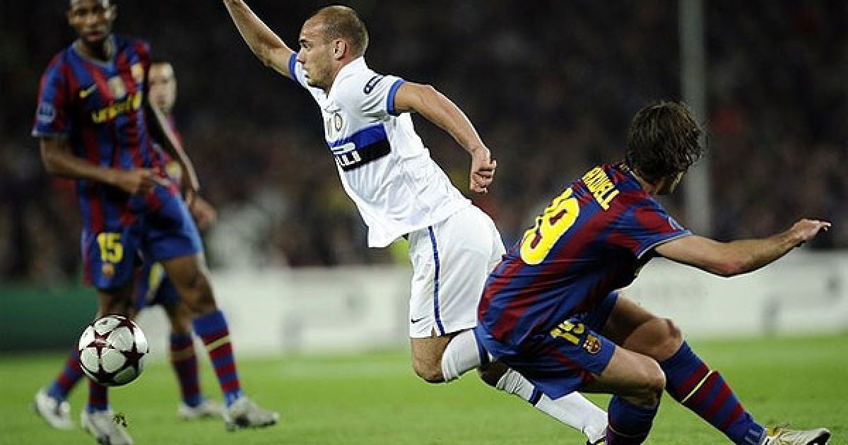 Веслі Снайдер ("Інтер") падає під час боротьби за м’яч із захисником "Барселони" Максвеллом. / © AFP