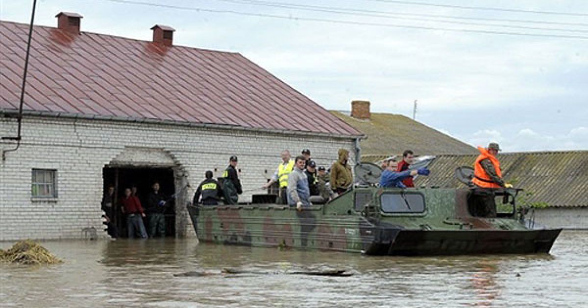 Польська поліція і рятувальні служби проводять масову евакуацію населення в затоплених районах. / © AFP