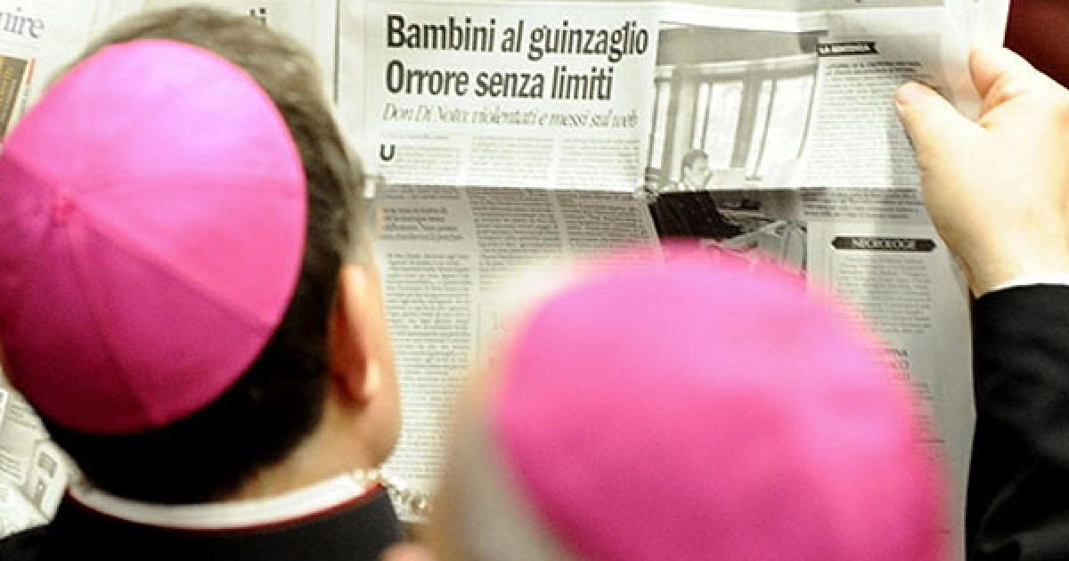 Ватикан. Італійський єпископ читає газету перед 61-ми загальними зборами італійської єпископської конференції у Ватикані. Папа Римський Бенедикт XVI закликав католиків "молитися за нього", доки він управляє церквою, в якій спалахнули скандали зі священиками-педофілами. / © AFP